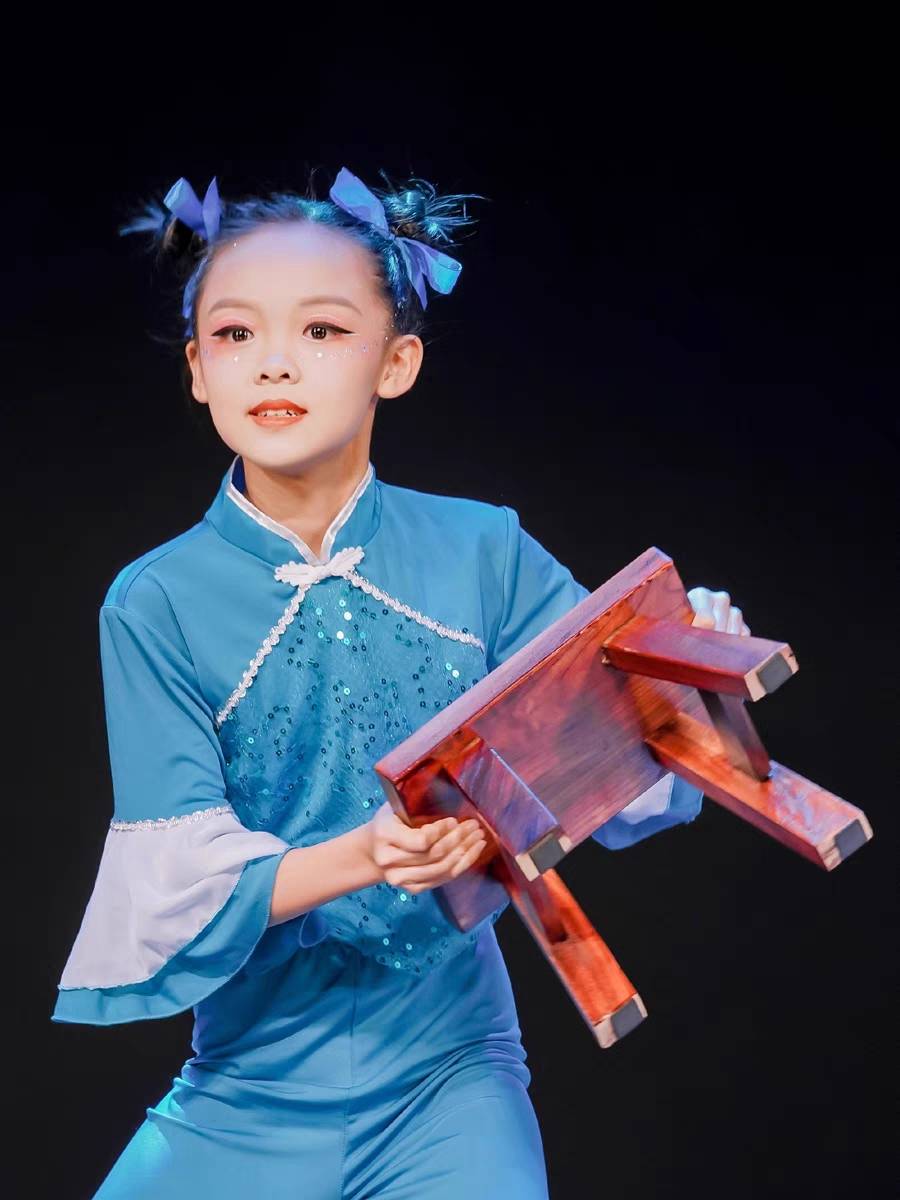 Xiao Orchid Award Tong Yi Performing Maer Dudu Dance Dance Ethnic Group Dance Bench Dance Bench Oed Stool Proper