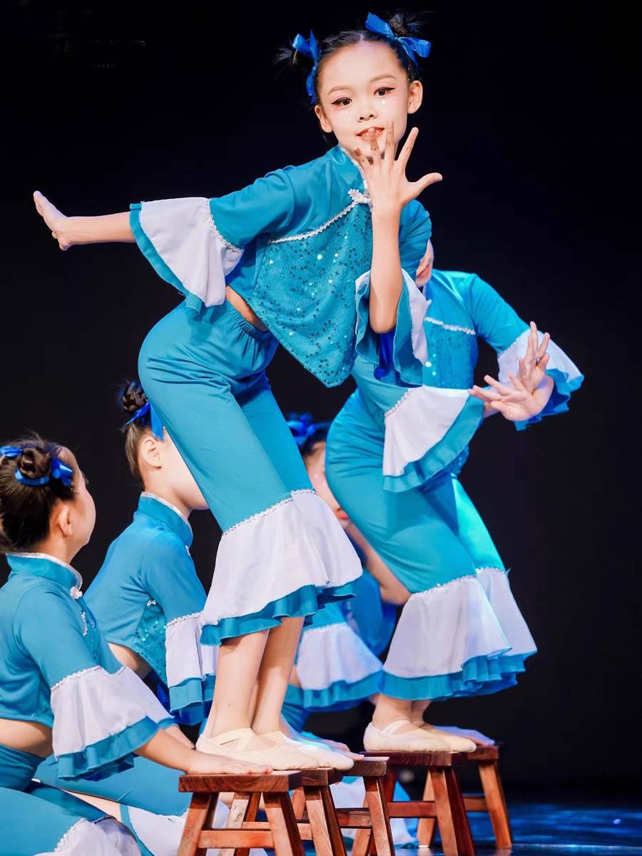 Xiao Orchid Award Tong Yi Performing Maer Dudu Dance Dance Ethnic Group Dance Bench Dance Bench Oed Stool Proper