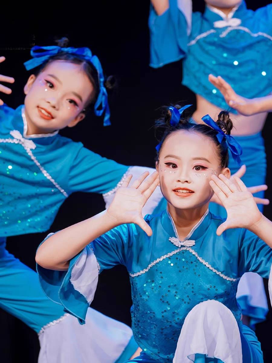 Xiao Orchid Award Tong Yi Performing Maer Dudu Dance Dance Ethnic Group Dance Bench Dance Bench Oed Stool Proper