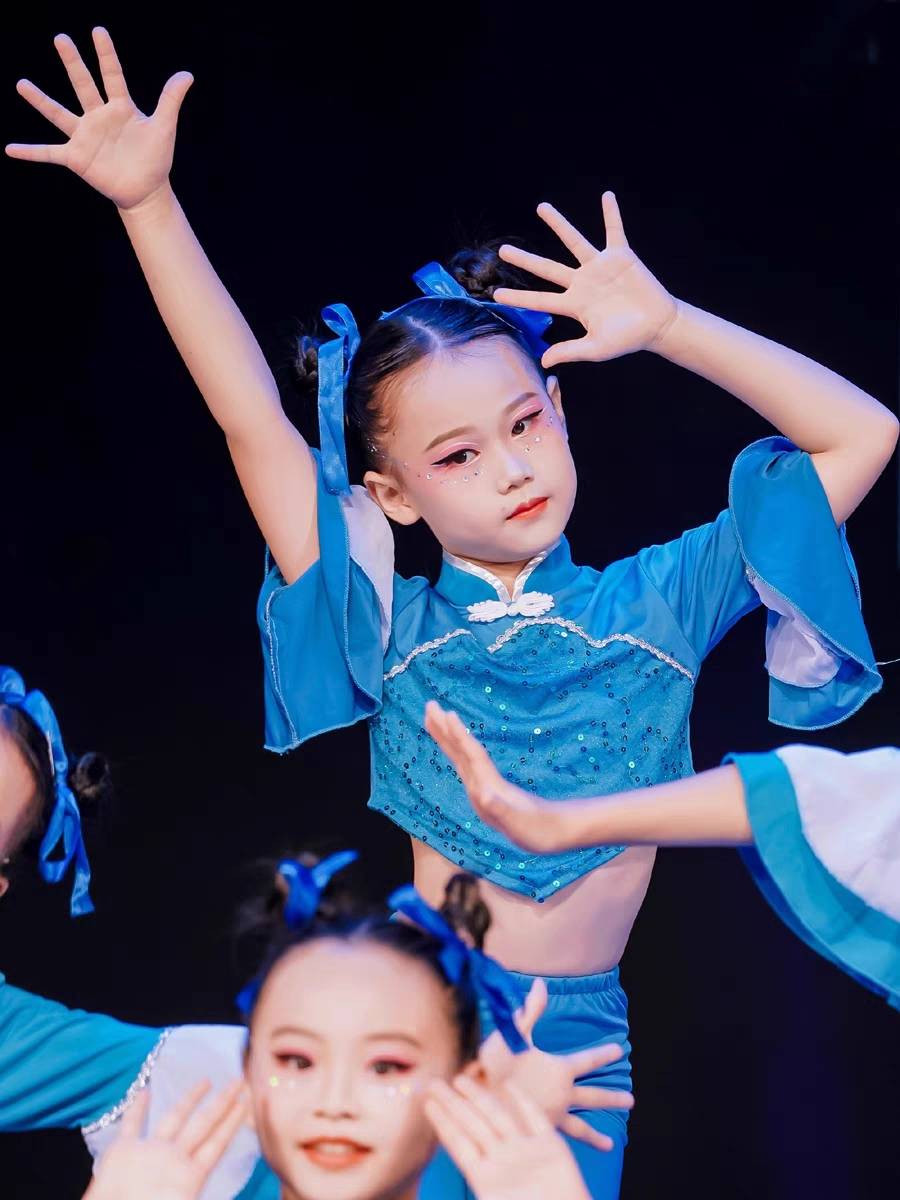 Xiao Orchid Award Tong Yi Performing Maer Dudu Dance Dance Ethnic Group Dance Bench Dance Bench Oed Stool Proper
