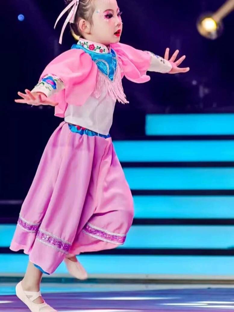 Liuyi Qiao Qiao Girlfriend Classical Dance Fan Dance Children's Performance Dance Dance Fan Dance Watches Acting National Dance