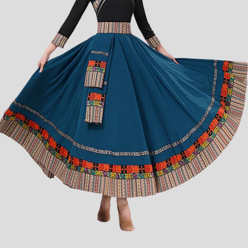 The Tibetan dance costume show, the ladies dance in the square, the ethnic minority practice, the half-dress dress