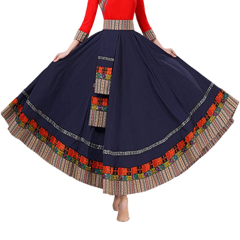 The Tibetan dance costume show, the ladies dance in the square, the ethnic minority practice, the half-dress dress