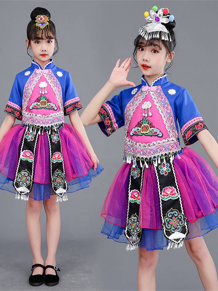 March 3rd ethnic minority children perform clothing men and women's national dance and clothing Zhuang Miao, Yaoyao Yi nationality