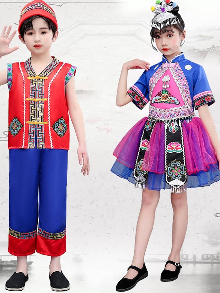 March 3rd ethnic minority children perform clothing men and women's national dance and clothing Zhuang Miao, Yaoyao Yi nationality