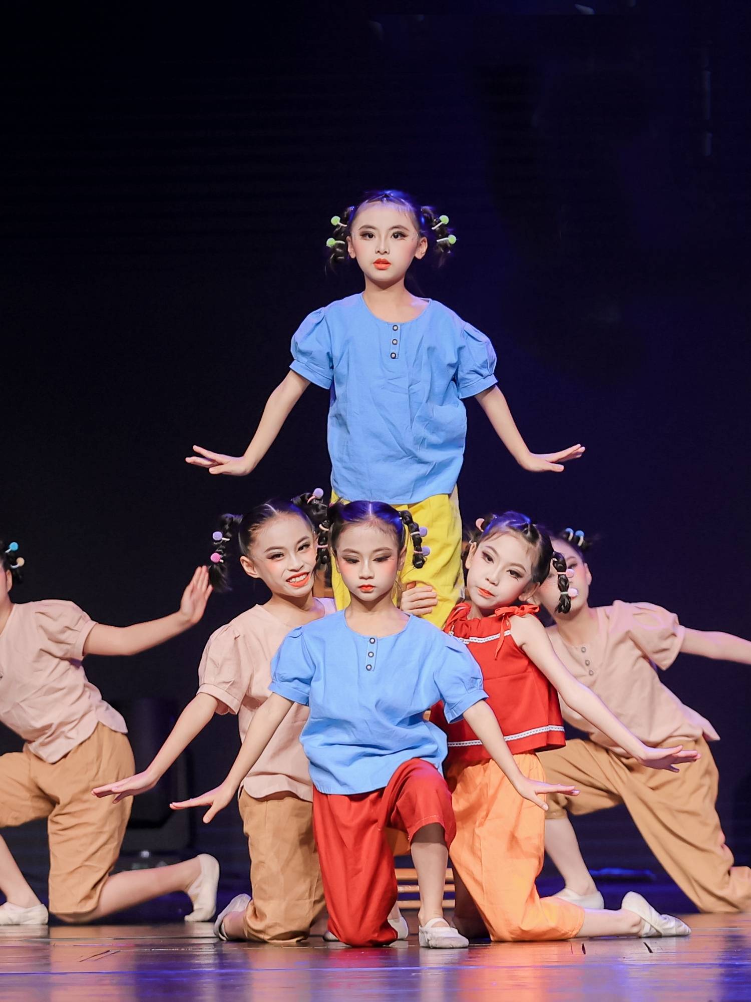 Children's group dances shake the summer performance clothes shake, shake to Grandma Bridge dance clothing props rocker