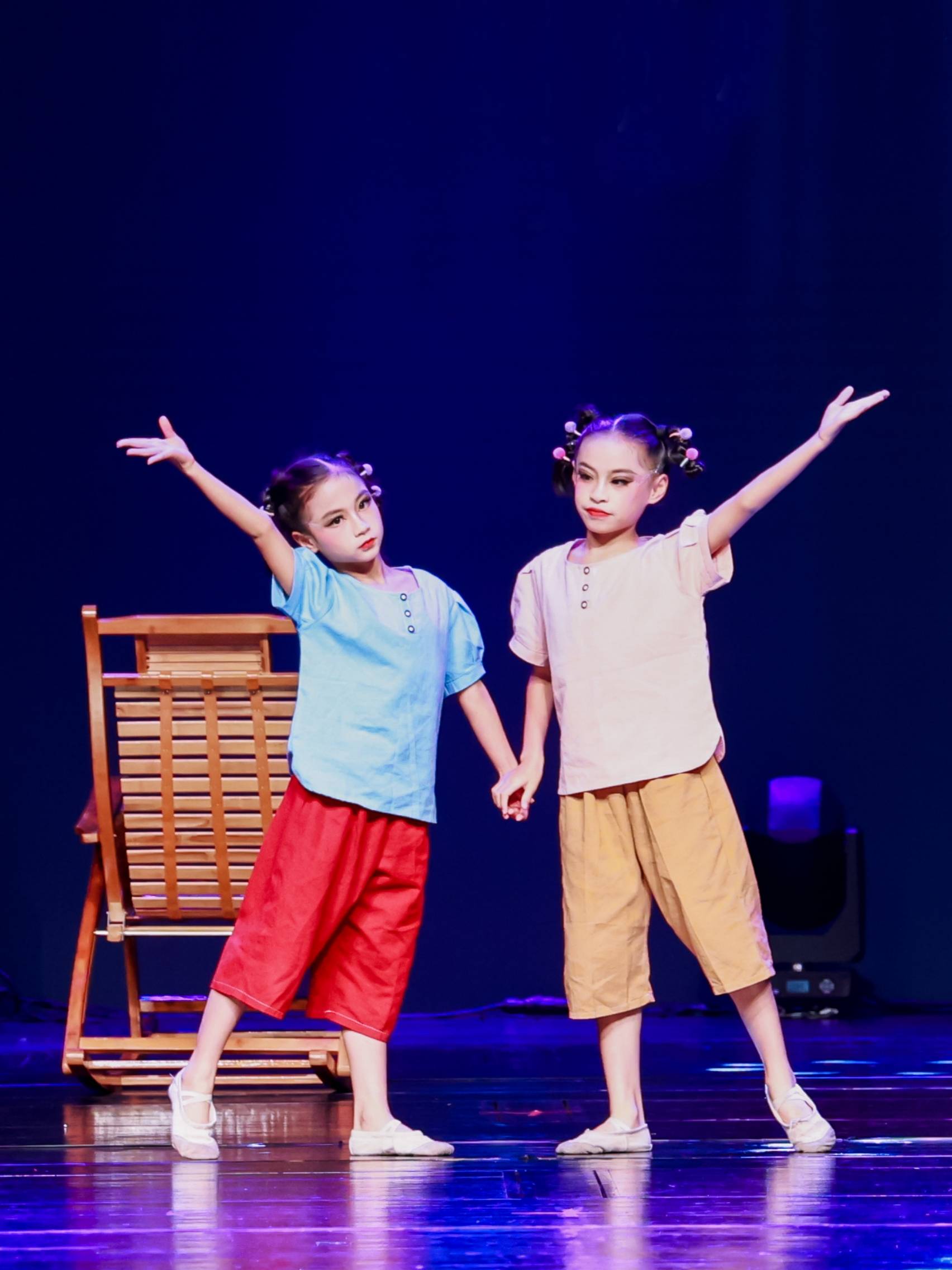 Children's group dances shake the summer performance clothes shake, shake to Grandma Bridge dance clothing props rocker