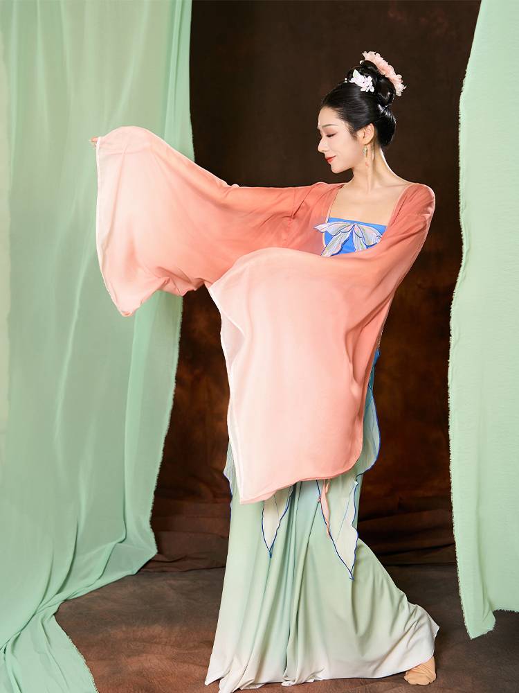 The poetic flower of the classic choreographer, the woman in the country's dress, plays the bonfire of the Han Don