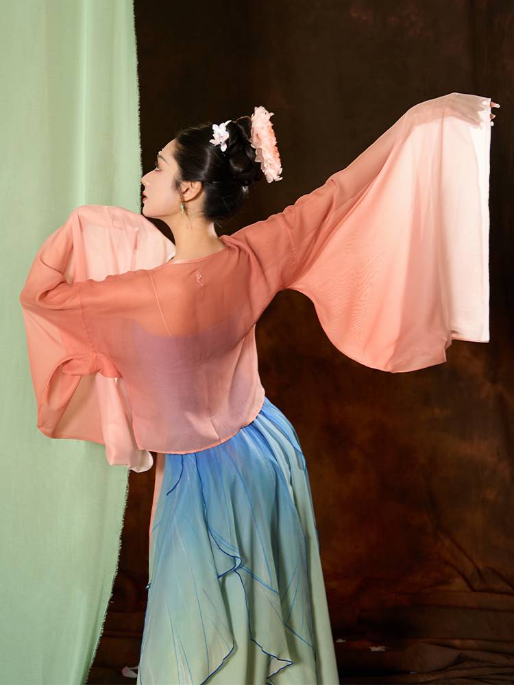 The poetic flower of the classic choreographer, the woman in the country's dress, plays the bonfire of the Han Don