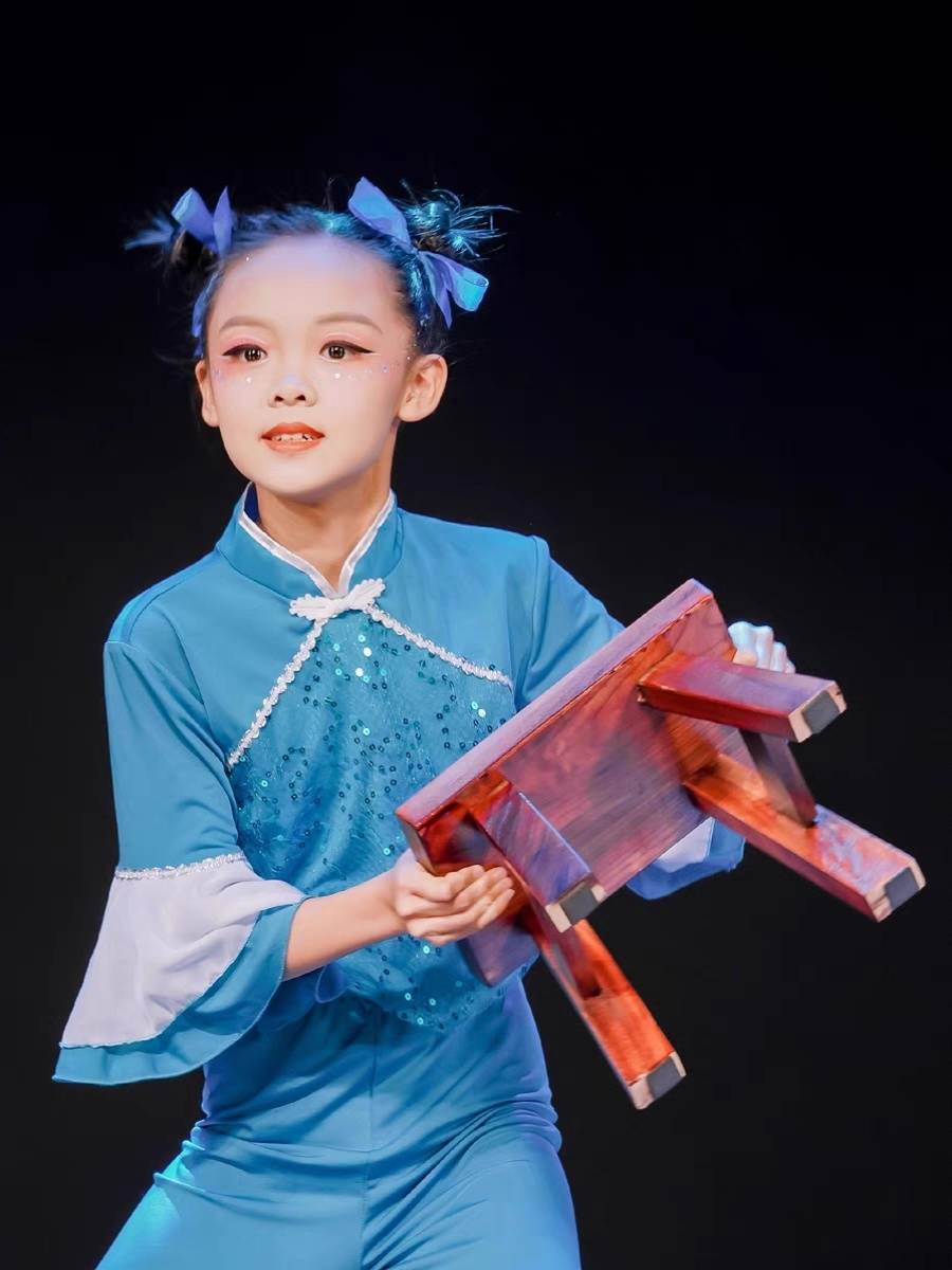 Xiao Orchid Award Tong Yi Performing Maer Dudu Dance Dance Ethnic Group Dance Bench Dance Bench Oed Stool Proper