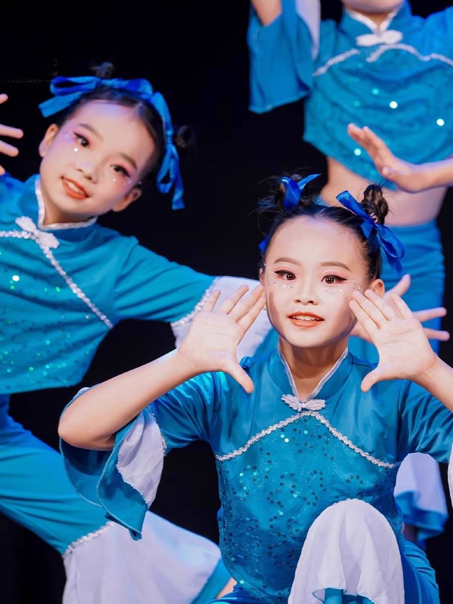 Xiao Orchid Award Tong Yi Performing Maer Dudu Dance Dance Ethnic Group Dance Bench Dance Bench Oed Stool Proper