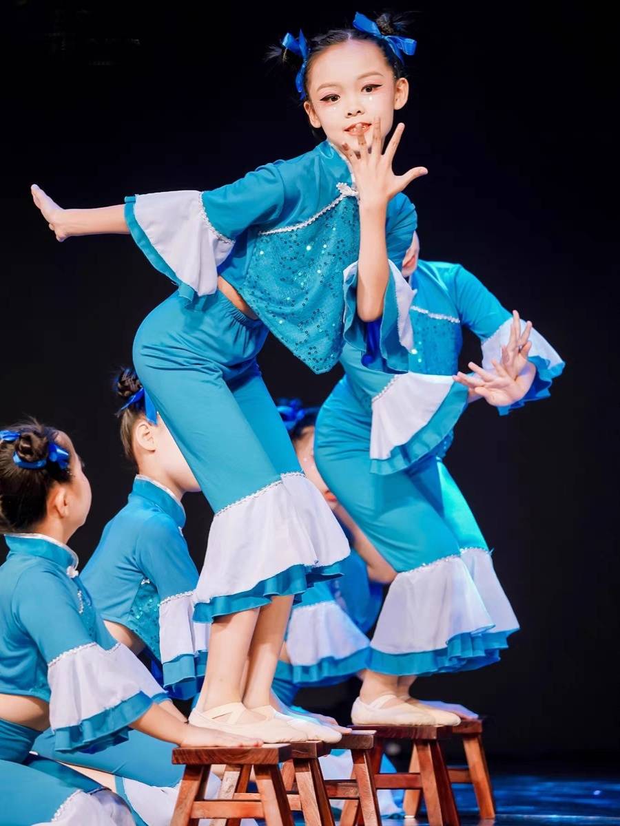 Xiao Orchid Award Tong Yi Performing Maer Dudu Dance Dance Ethnic Group Dance Bench Dance Bench Oed Stool Proper