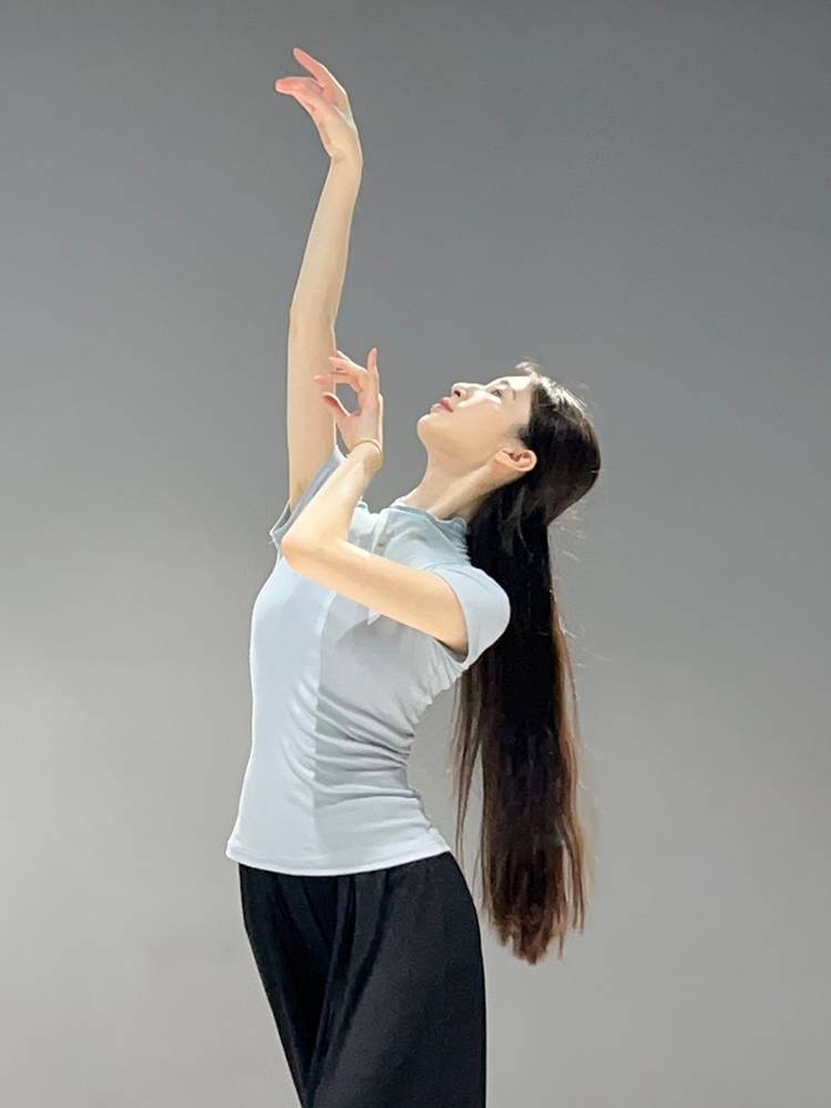 Modern dance dance clothes semi -high -necked short -sleeved female slimming top Chinese dance nation practitioner clothes spring and summer