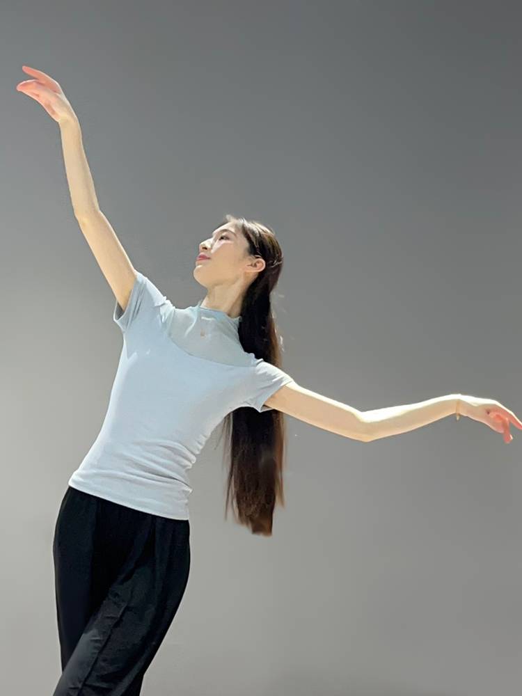 Modern dance dance clothes semi -high -necked short -sleeved female slimming top Chinese dance nation practitioner clothes spring and summer