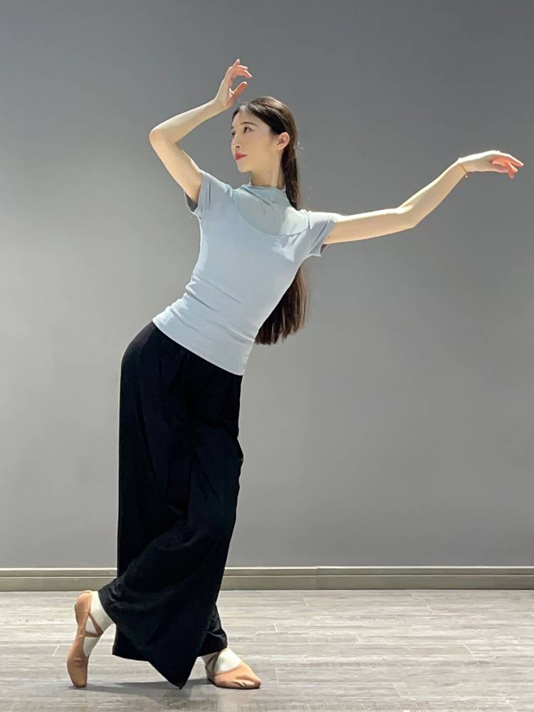 Modern dance dance clothes semi -high -necked short -sleeved female slimming top Chinese dance nation practitioner clothes spring and summer