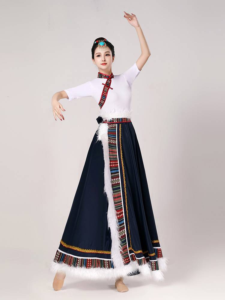 The Tibetan dance dress half-wrecked in the dress plaza