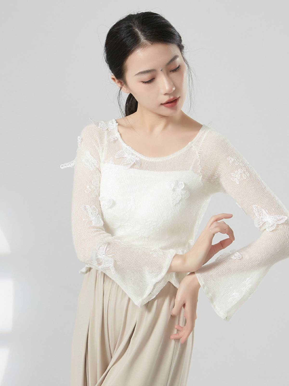 Classical dance dance clothing butterfly embroidered top Chinese dance national dance exercise, modern dance clothing female teacher