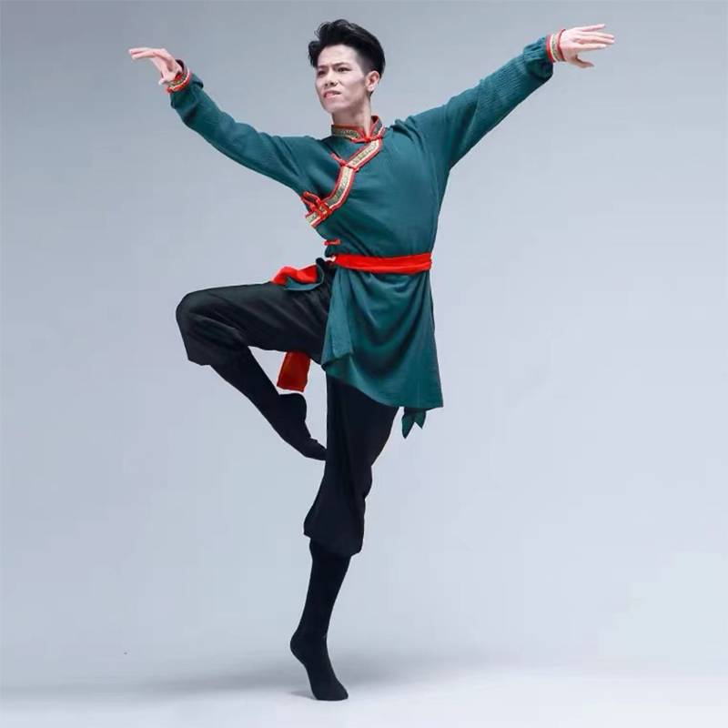 Mongolian dance examination for Tibetan ethnic minority men and women in clothes for the Monograss dance