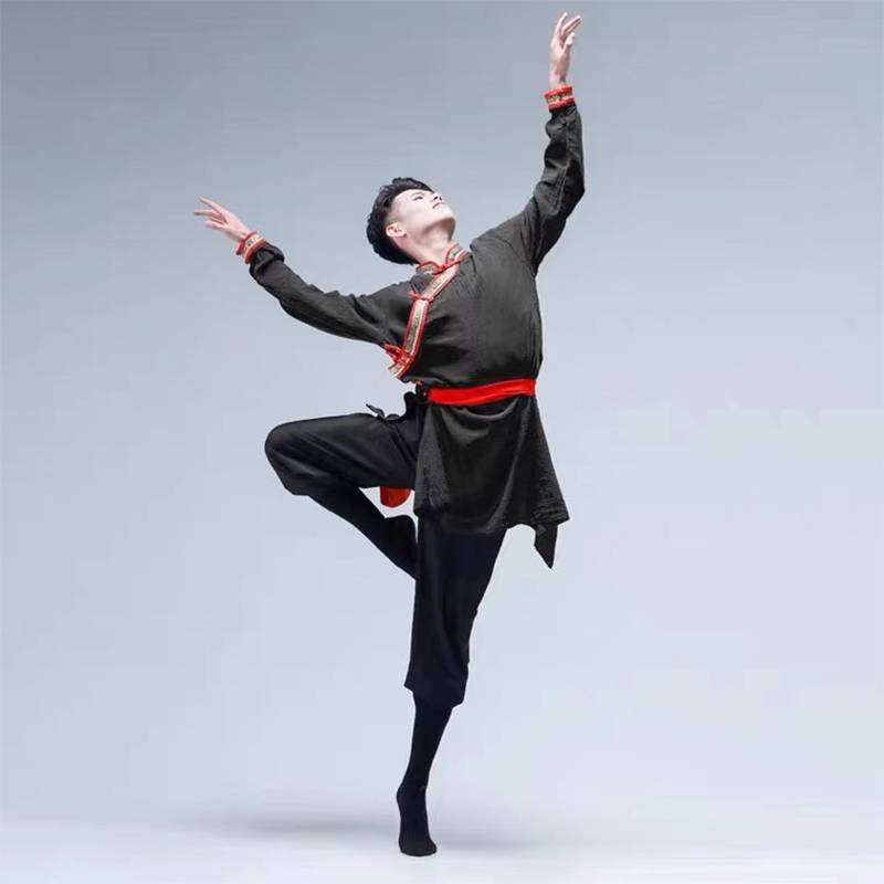 Mongolian dance examination for Tibetan ethnic minority men and women in clothes for the Monograss dance