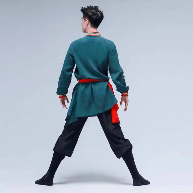 Mongolian dance examination for Tibetan ethnic minority men and women in clothes for the Monograss dance