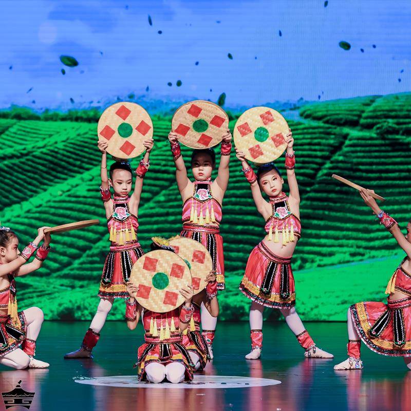 Stepping on tea-speaking dance costumes, stepping on tea girls to perform on ethnic minority costumes