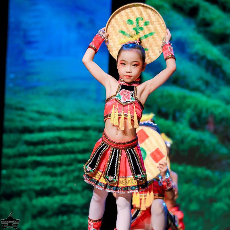 Stepping on tea-speaking dance costumes, stepping on tea girls to perform on ethnic minority costumes