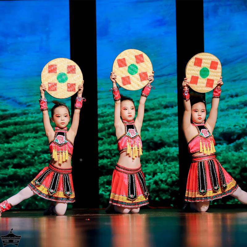 Stepping on tea-speaking dance costumes, stepping on tea girls to perform on ethnic minority costumes