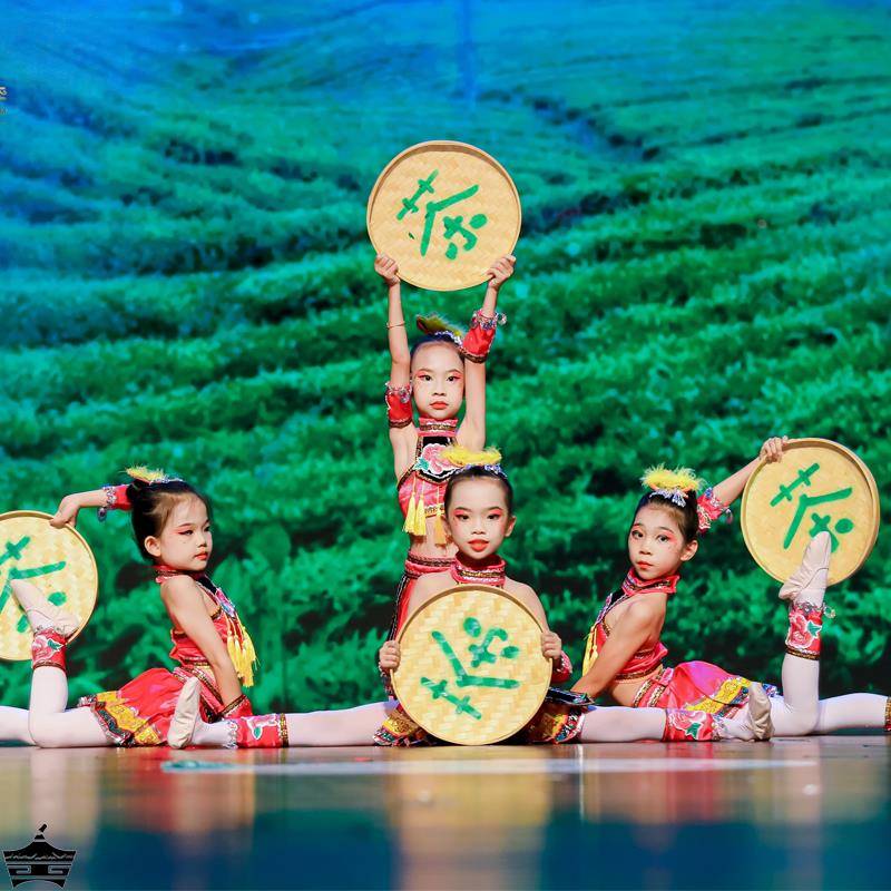 Stepping on tea-speaking dance costumes, stepping on tea girls to perform on ethnic minority costumes