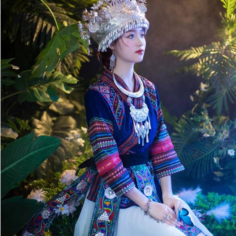 Miao clothing female Miao head jewelry collar R Tujia Miaojiang Girls Stage Performance Service Services Set