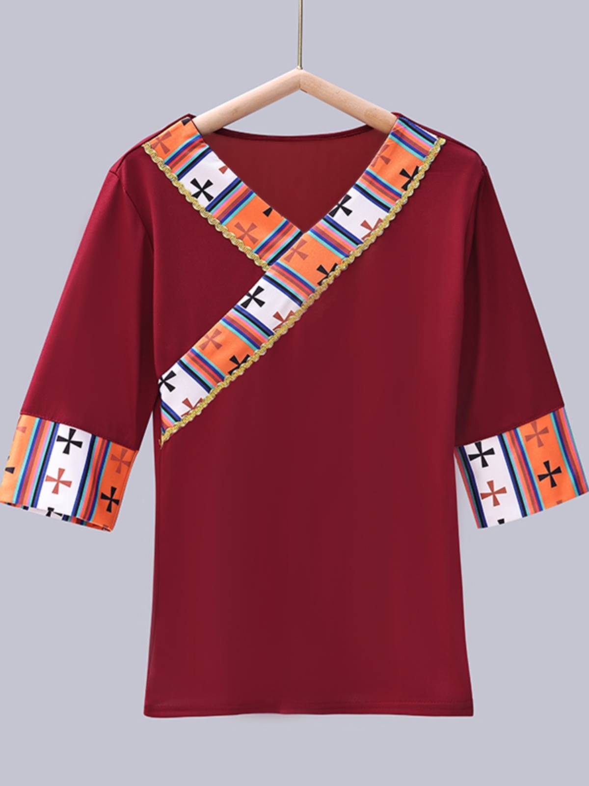 The Tibetans danced with a long-sleeved tweed and tweeded plaza dance