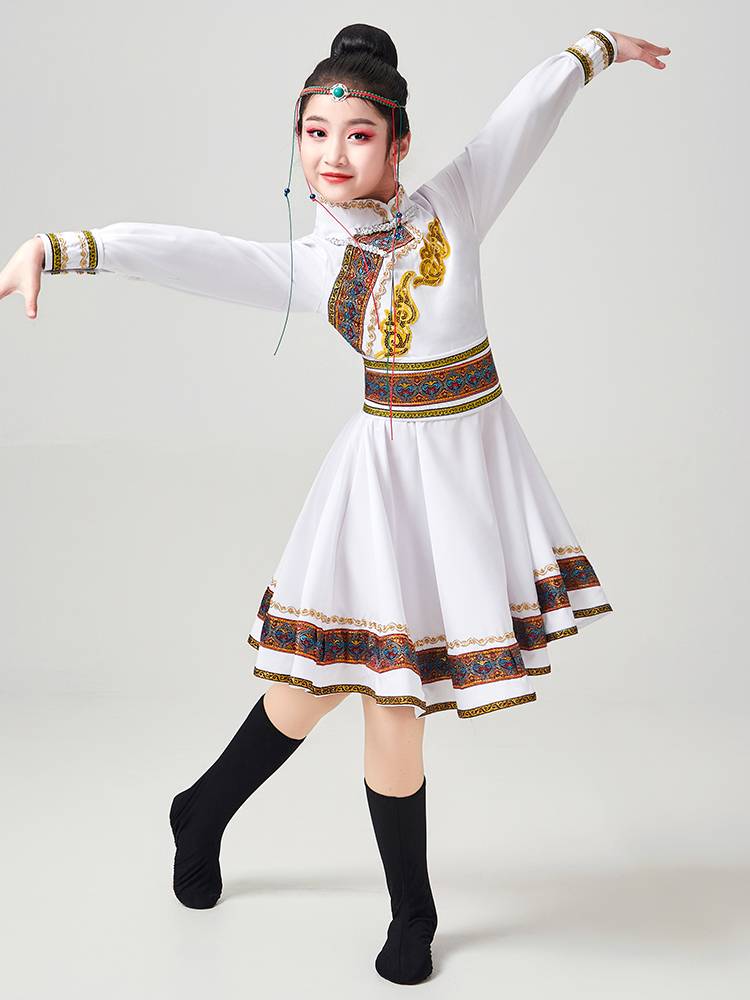 Mongolian dressgirls, Mongolian dancers, dressed in horse chopsticks of the Mongol Savannah