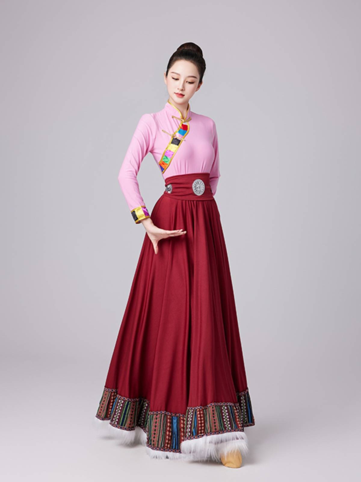 The Tibetan dance dress girl, who practiced the dress for the tiara, practiced the dance dress for the tiara