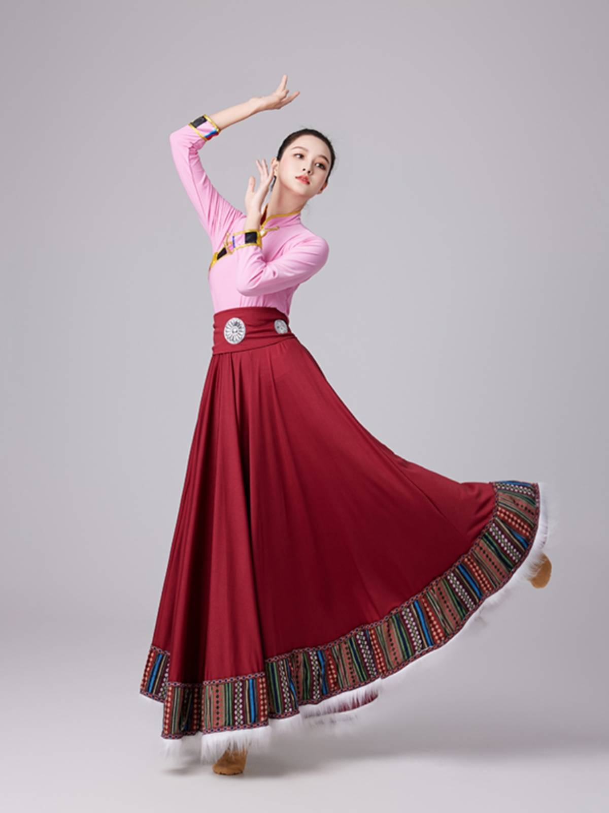 The Tibetan dance dress girl, who practiced the dress for the tiara, practiced the dance dress for the tiara