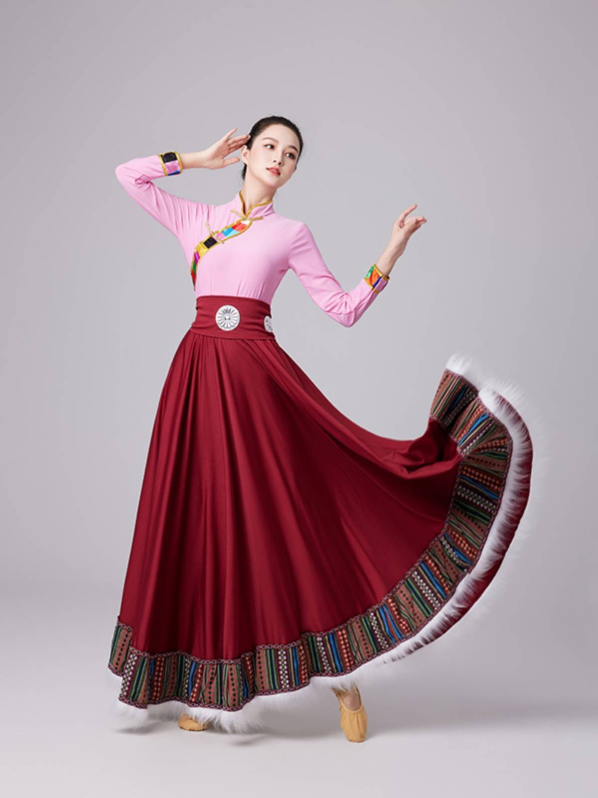 The Tibetan dance dress girl, who practiced the dress for the tiara, practiced the dance dress for the tiara
