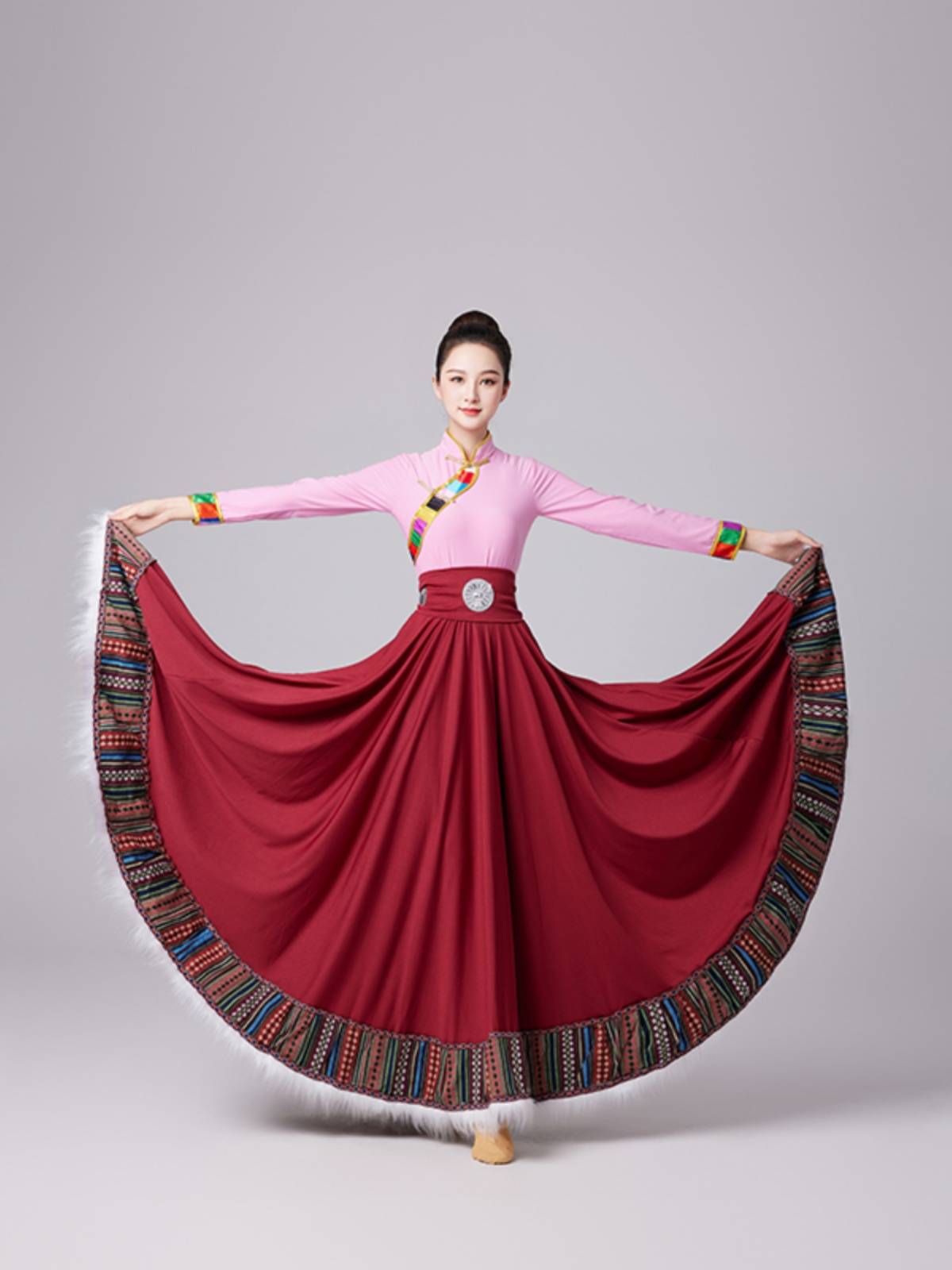 The Tibetan dance dress girl, who practiced the dress for the tiara, practiced the dance dress for the tiara