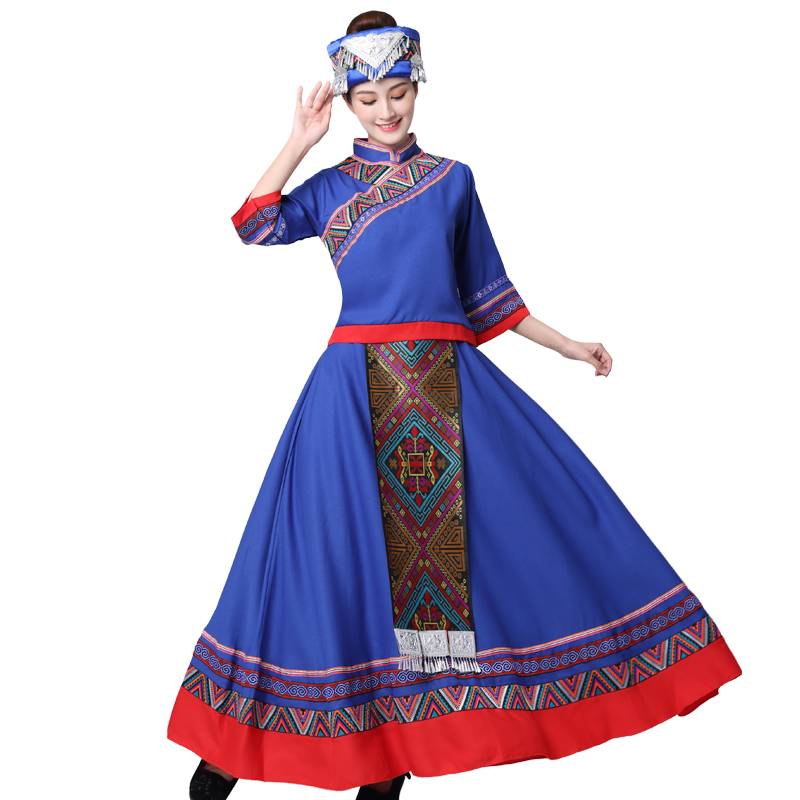 56 ethnic minority clothing adult daughters March 3 showed the Miao clothing Yao Yi Yi dance performance suit