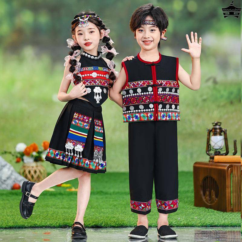 Children's Miao clothing performances, men and girls, Yunnan ethnic minorities, Li and Yi dance performances Miaojiang girls