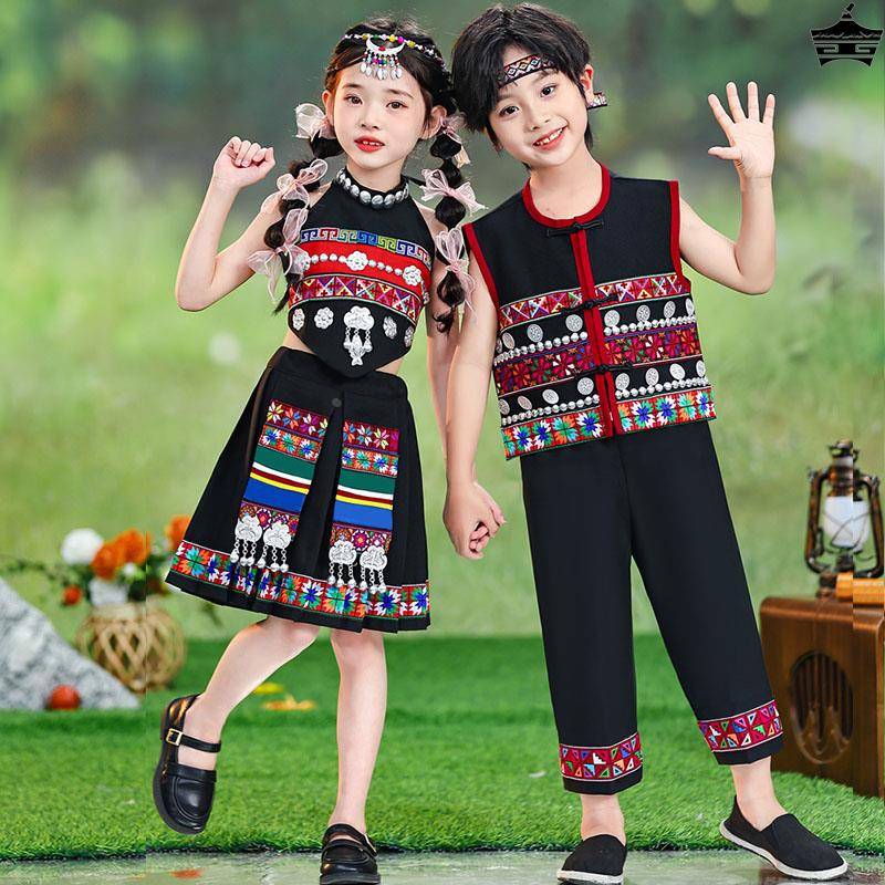 Children's Miao clothing performances, men and girls, Yunnan ethnic minorities, Li and Yi dance performances Miaojiang girls