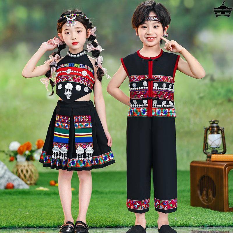 Children's Miao clothing performances, men and girls, Yunnan ethnic minorities, Li and Yi dance performances Miaojiang girls