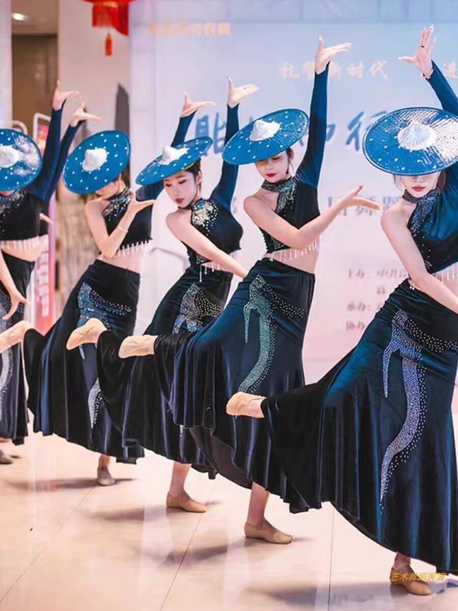 Newly intoxicated with the Dai nationality performance, the female practice, the Chinese dance waist lotus lotus award, the national dance service, the hat, the hat