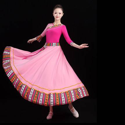 The Tibetan dance show women's national troupe practice shows the new Mongolian dance dress plaza
