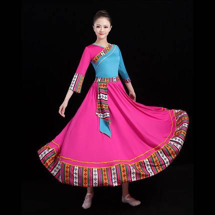 The Tibetan dance show women's national troupe practice shows the new Mongolian dance dress plaza
