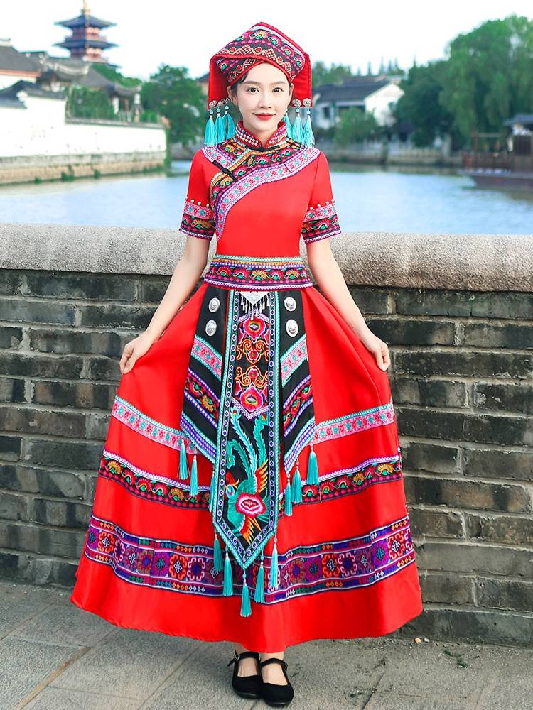 New Miao people performing women's minority ethnic minority travel, clothing, clothing, Yi native, Tujia Guangxi Zhuang tribe March three dance service