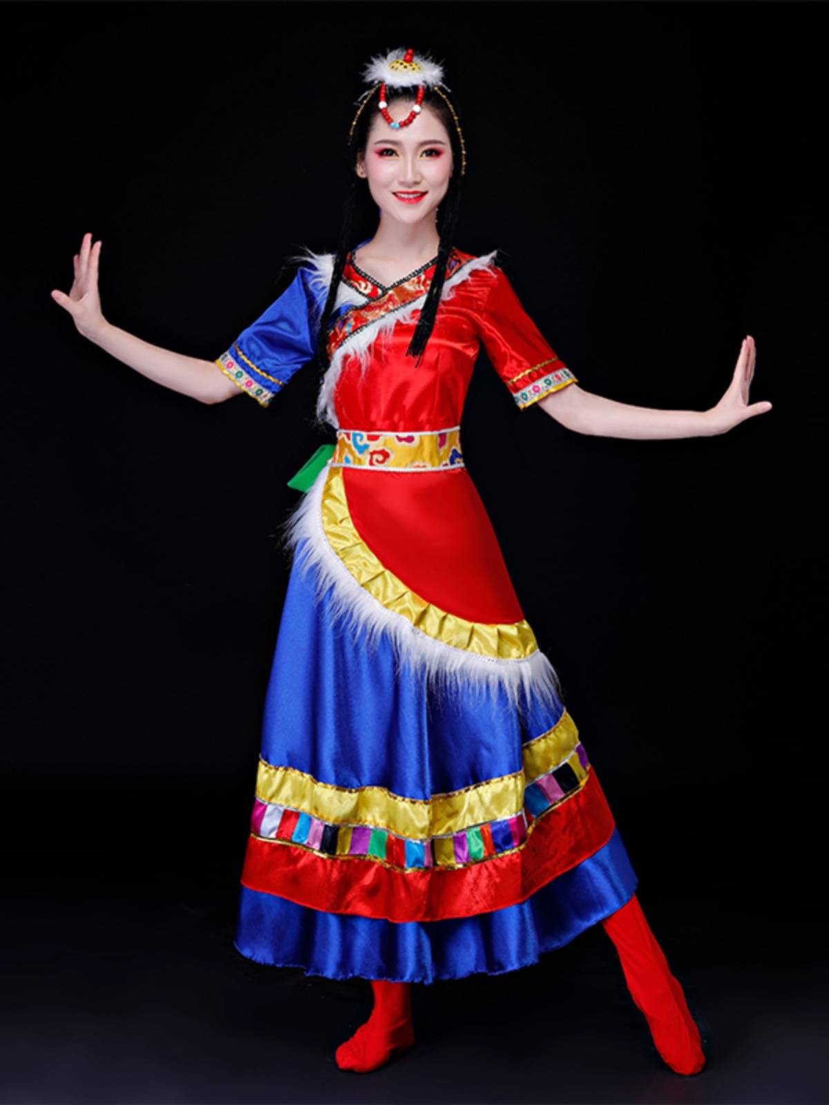 The Tibetan dance show wears the Tibetan Drama cuffs to break the plaza