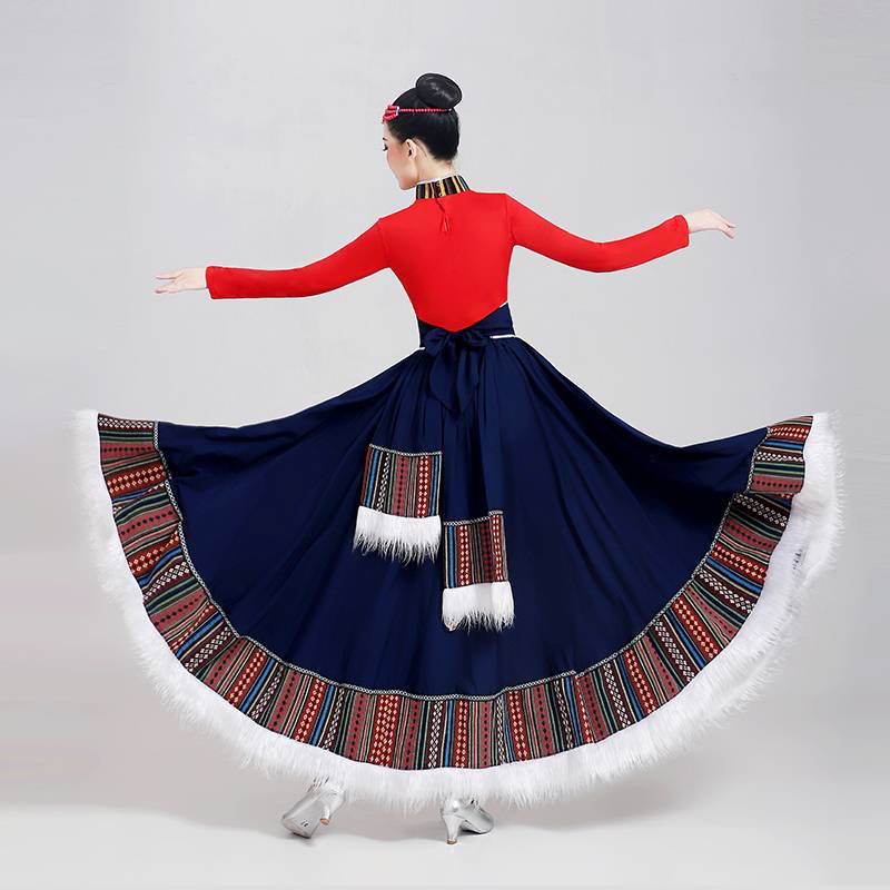 The Tibetan Dance Show Women's Examination practiced a half-hair dress and a minority exam dress