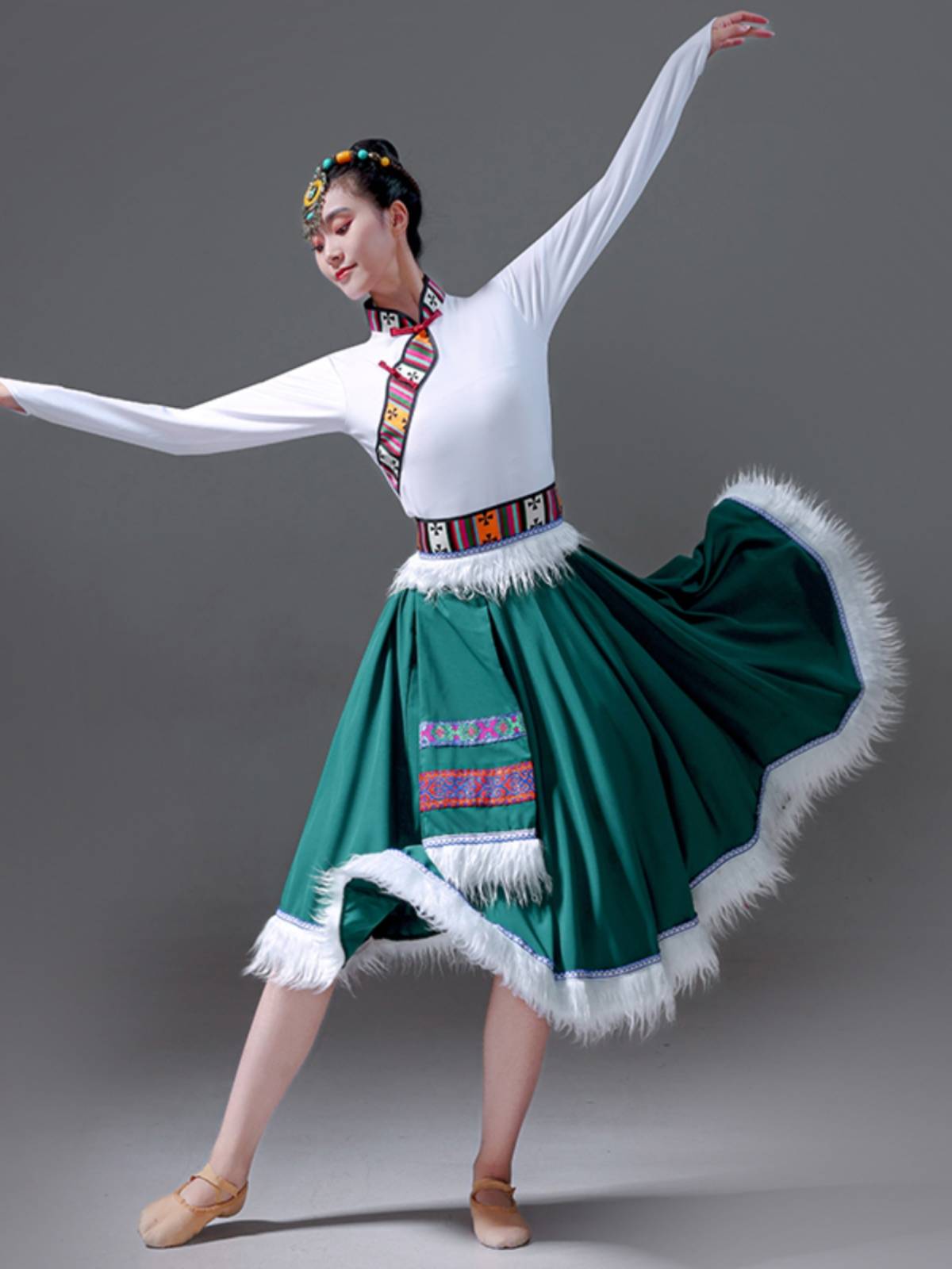 Tibetan dance costume plaque and new ethnic minority choreographer