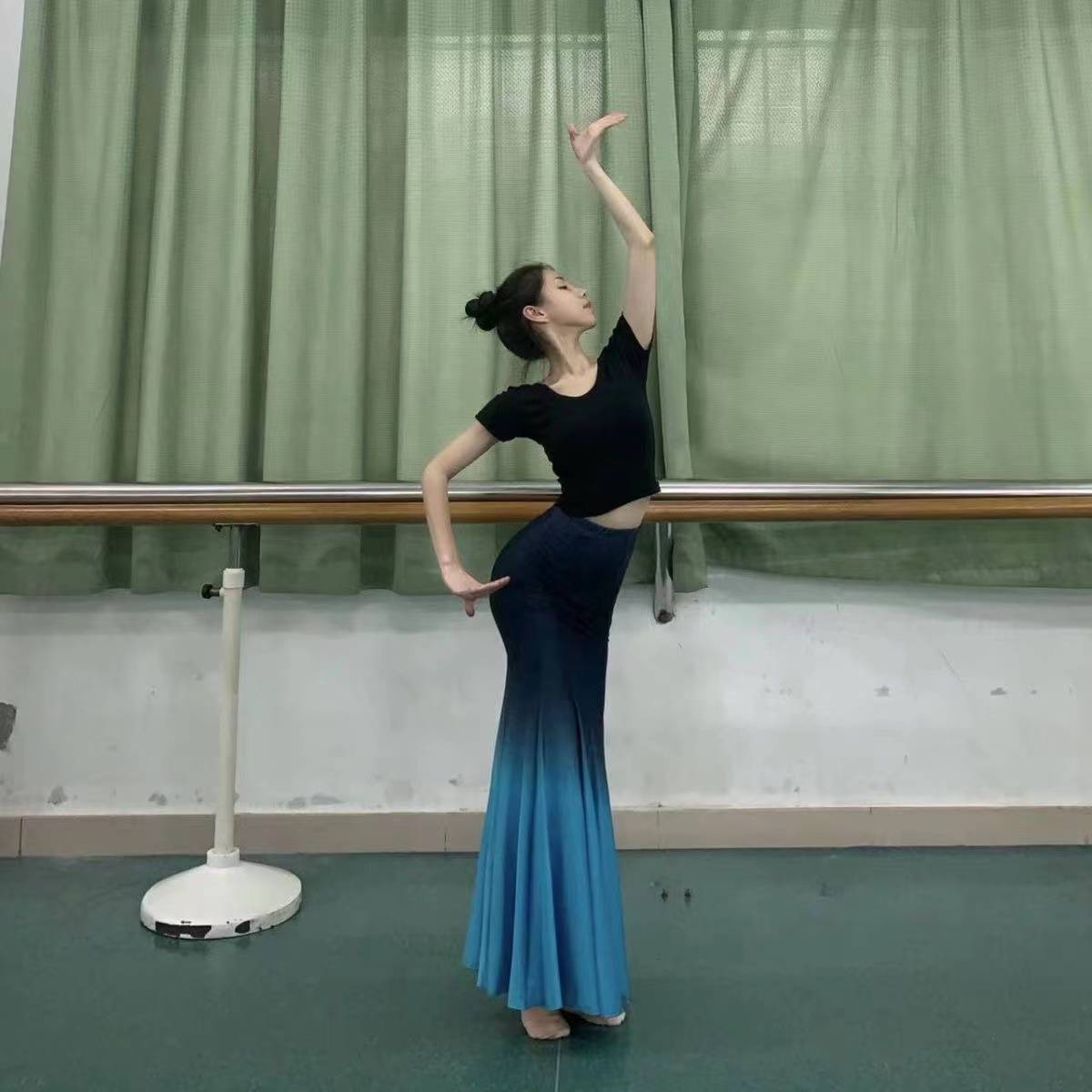Dai dance performance service black gradient long -sleeved short -sleeved short -sleeved skirt performance clothes female Dai dance skirt art test clothing