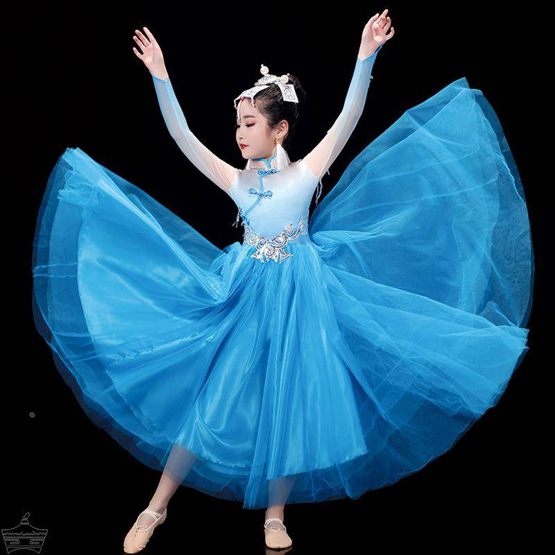 Mongolian children's dance show for the ancient Erguna Mon dance dress for the nation