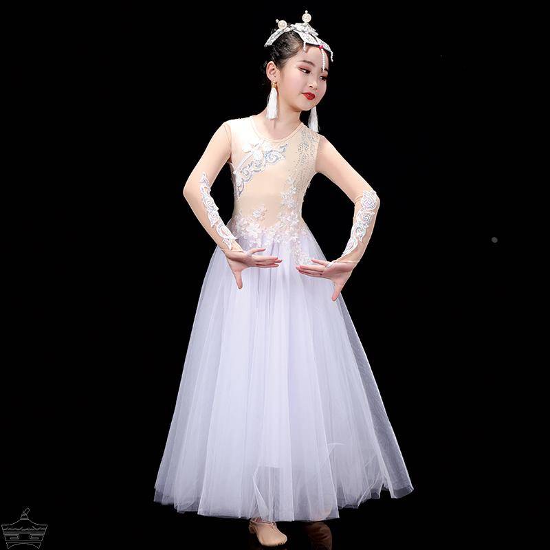 Mongolian children's dance show for the ancient Erguna Mon dance dress for the nation