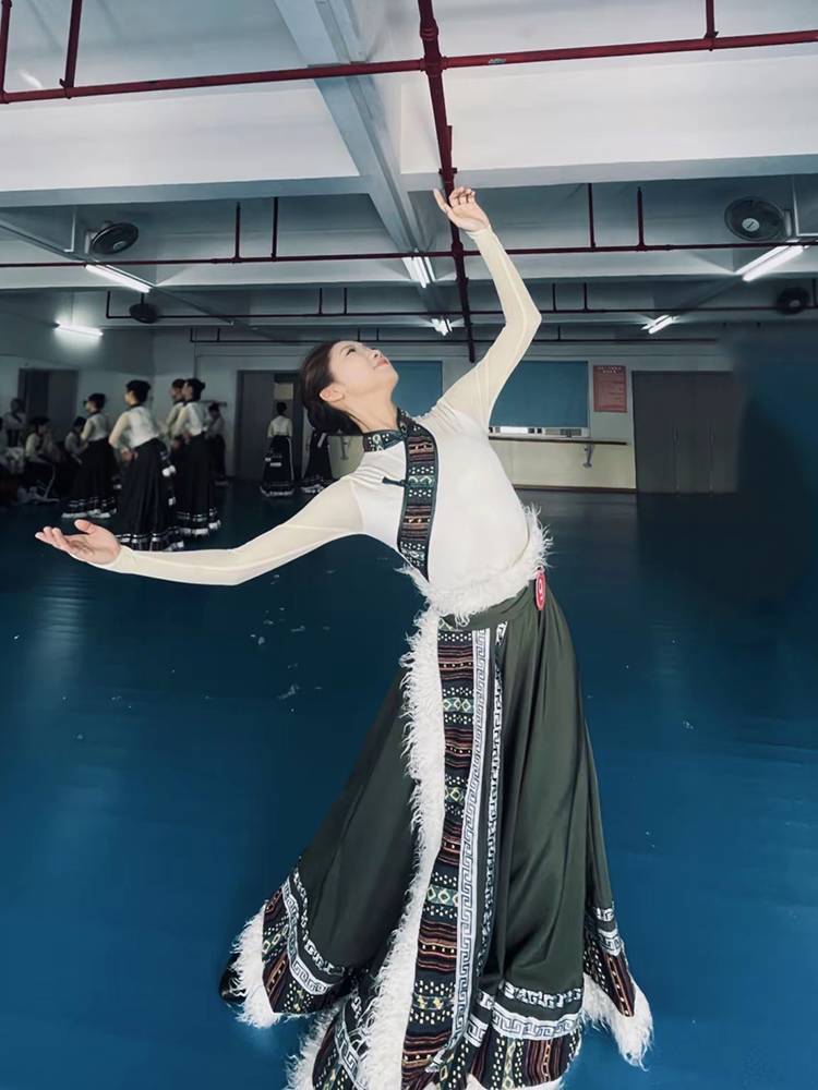 The Tibetan Dance Show Female Adult Apprenticeship Practice Half-Skirt Hide-A-Tow